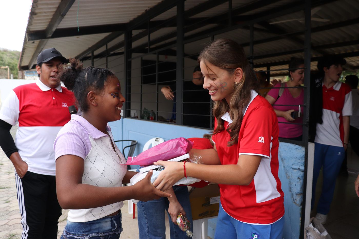 Estudiantes de Ruby Community entregando donaciones