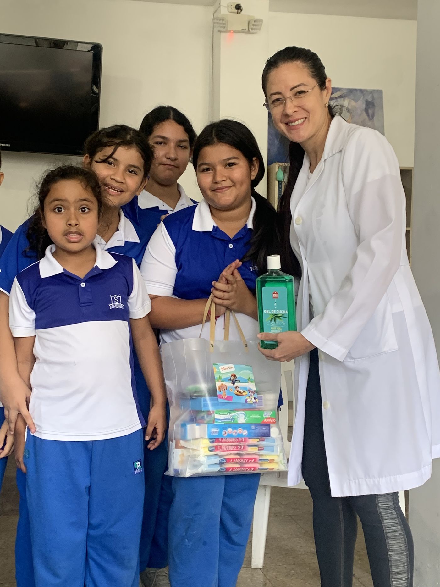 Sapphire Community entregando insumos donados