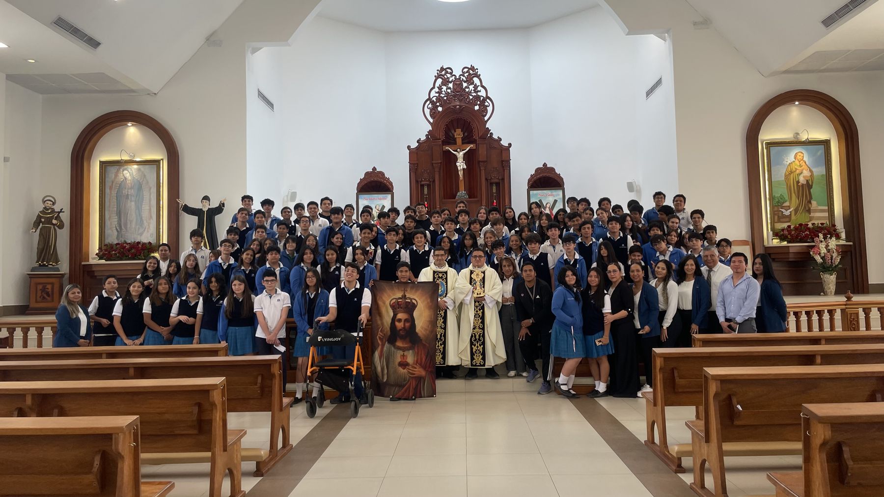 Misa de la comunidad Praga en la capilla del colegio