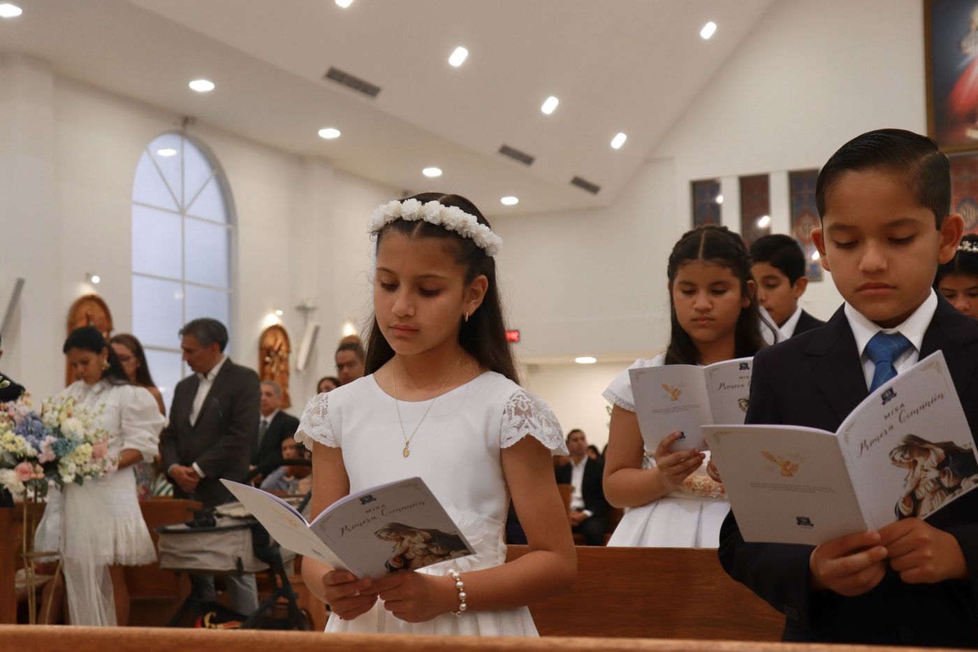 Estudiantes en su Primera Comunión