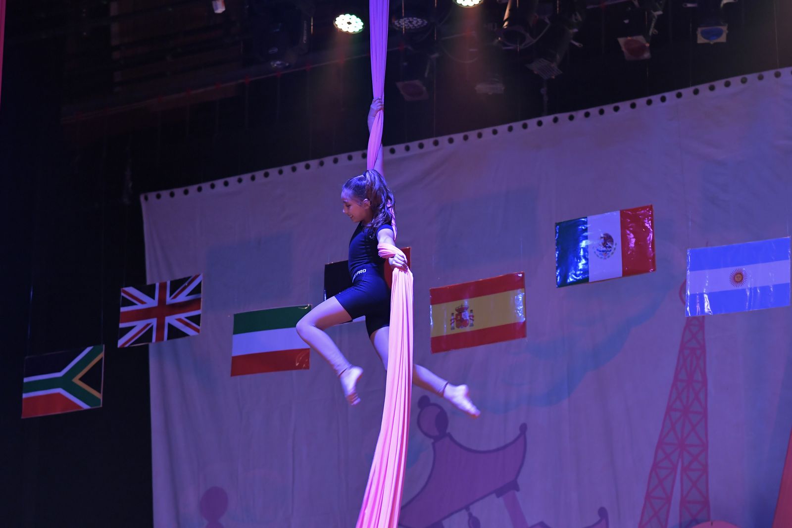 Presentación de danza aérea de estudiantes de Praga