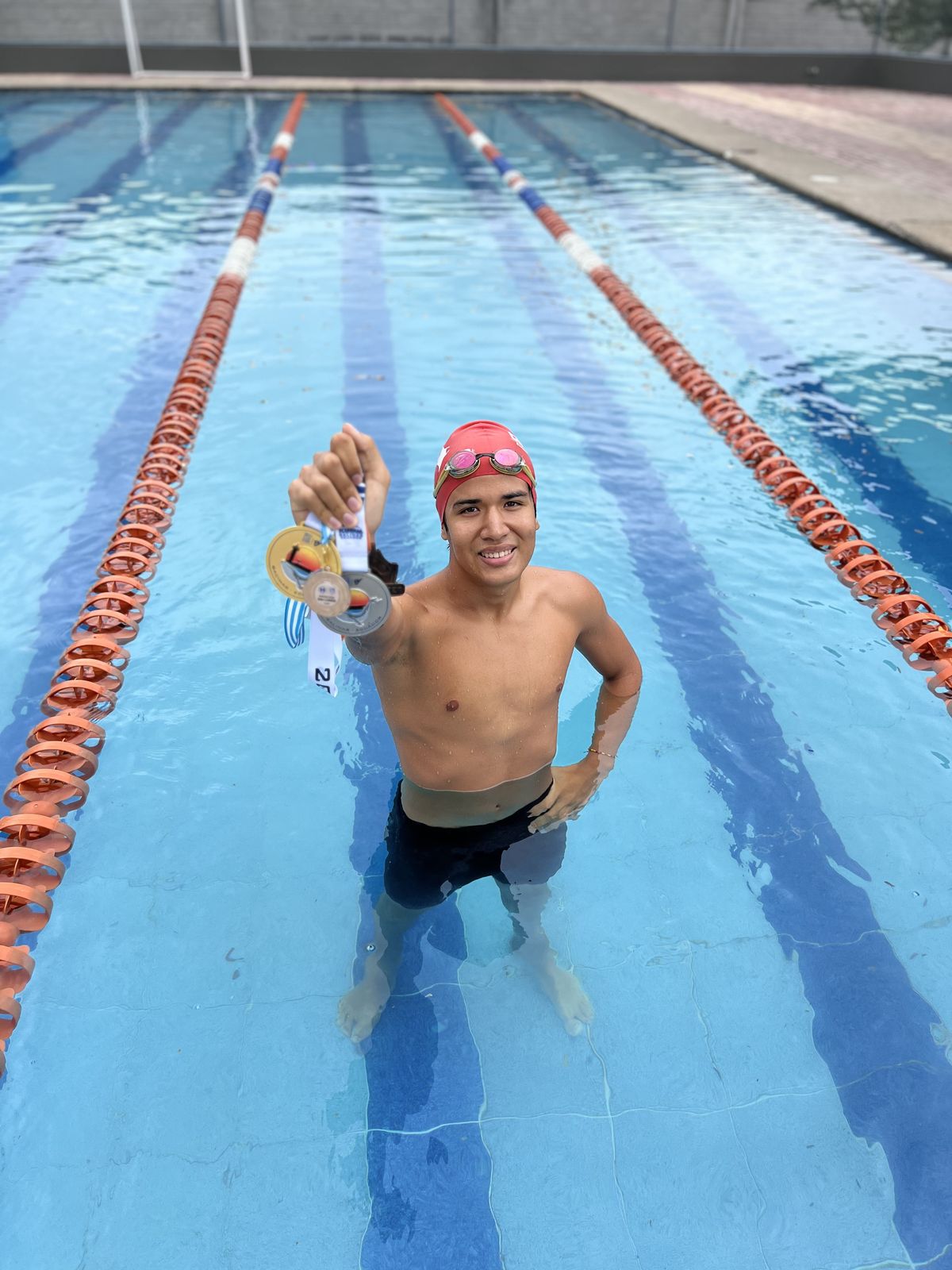 Nadador Jaguares en la piscina