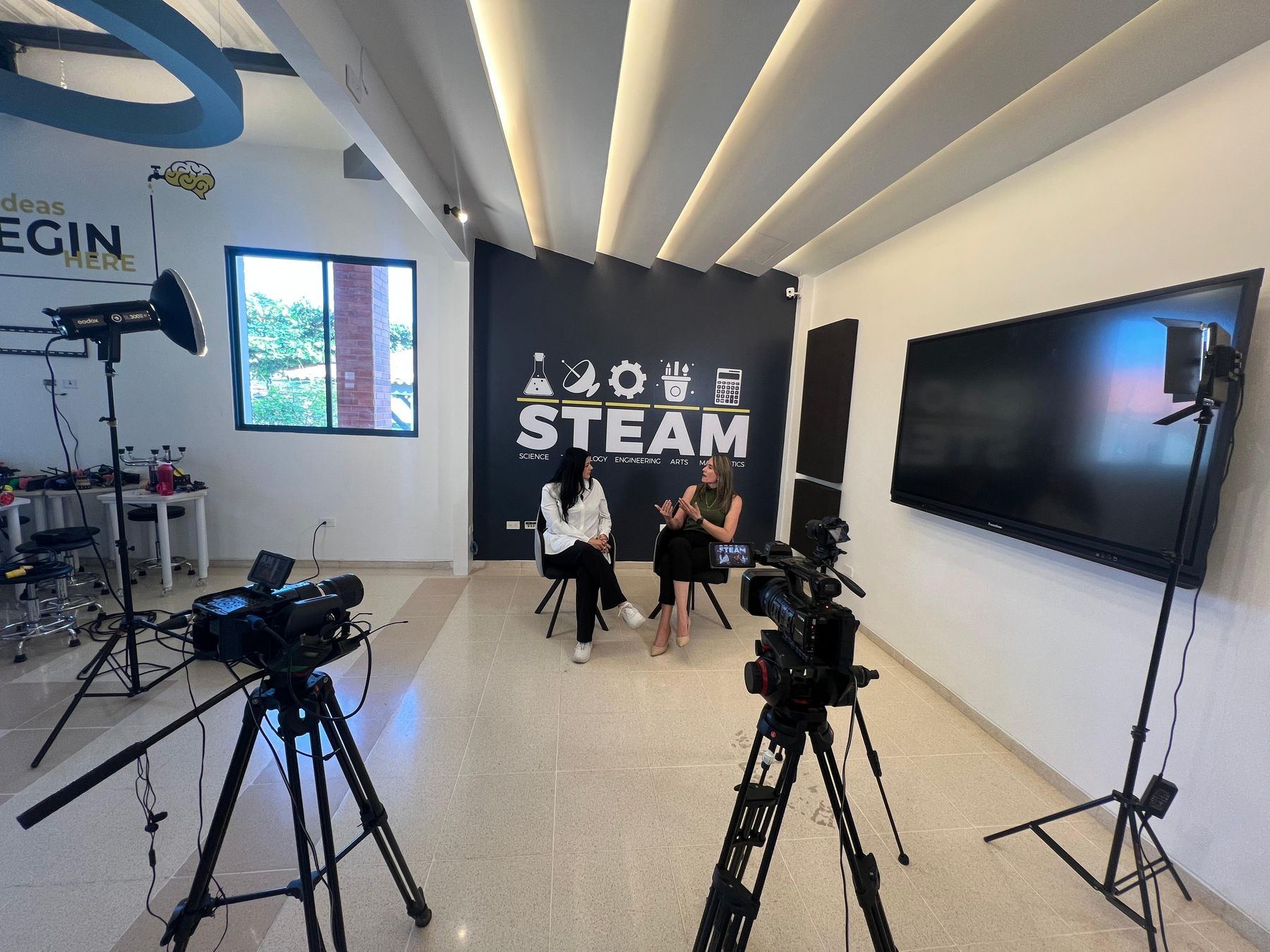 Set del podcast Hablando en Familia en el estudio STEAM de Praga